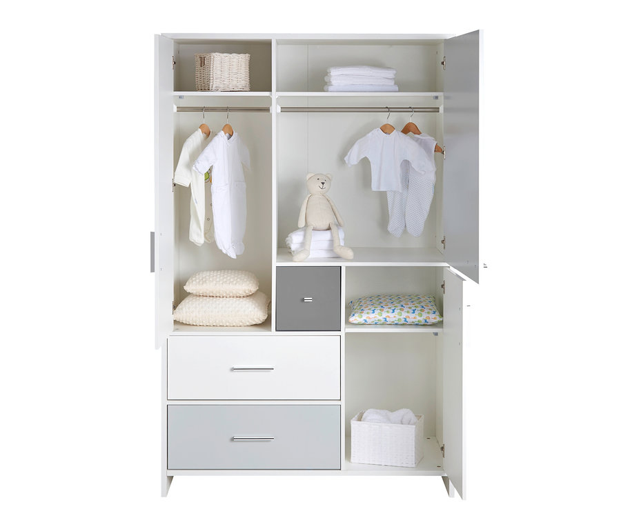 Innenansicht eines offenen Schranks mit Babykleidung, Spielzeug und Aufbewahrungsboxen. Zu sehen ist ein Schardt Kinderzimmer-Set »Candy Grey«, 3-teilig und ein Schardt Schrank »Candy Grey«, 3-türig.