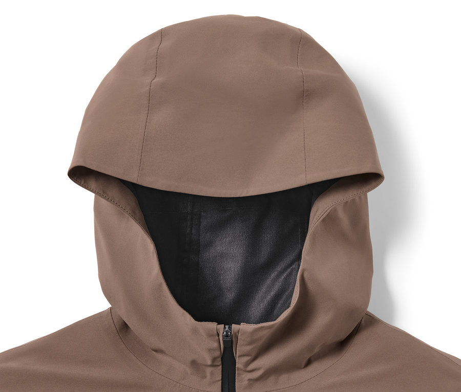 Detailansicht einer braunen Regen-Laufjacke mit Kapuze und schwarzem Reißverschluss.
