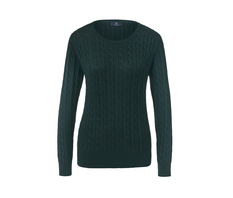Dunkelgrüner Zopfstrickpullover.