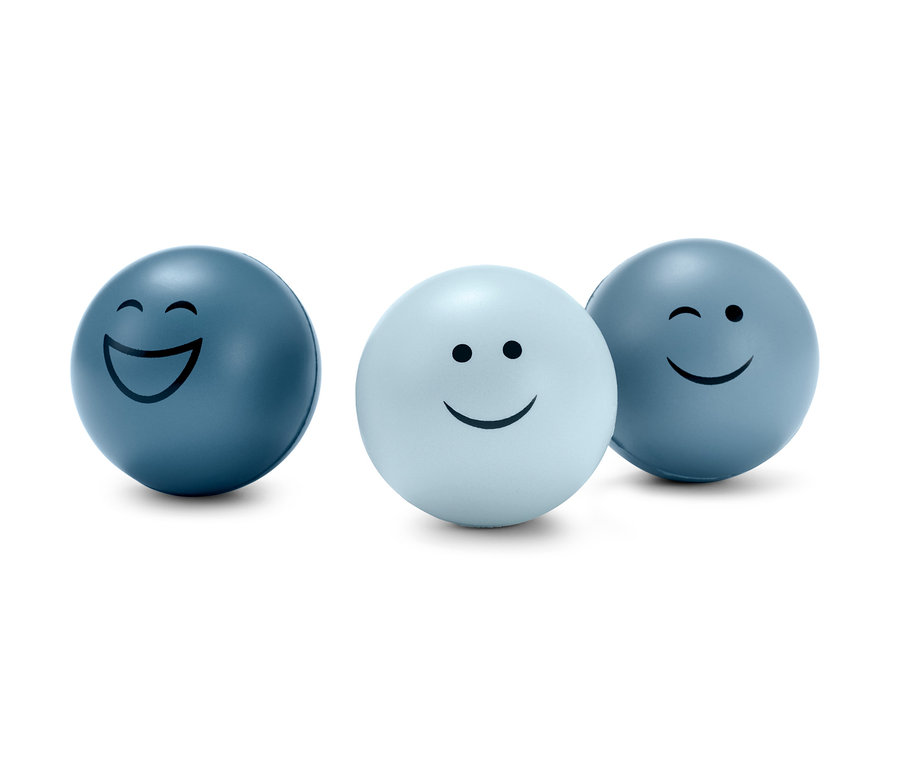 Drei Anti-Stressbälle mit Gesichtern, zwei blaue und ein hellblauer.