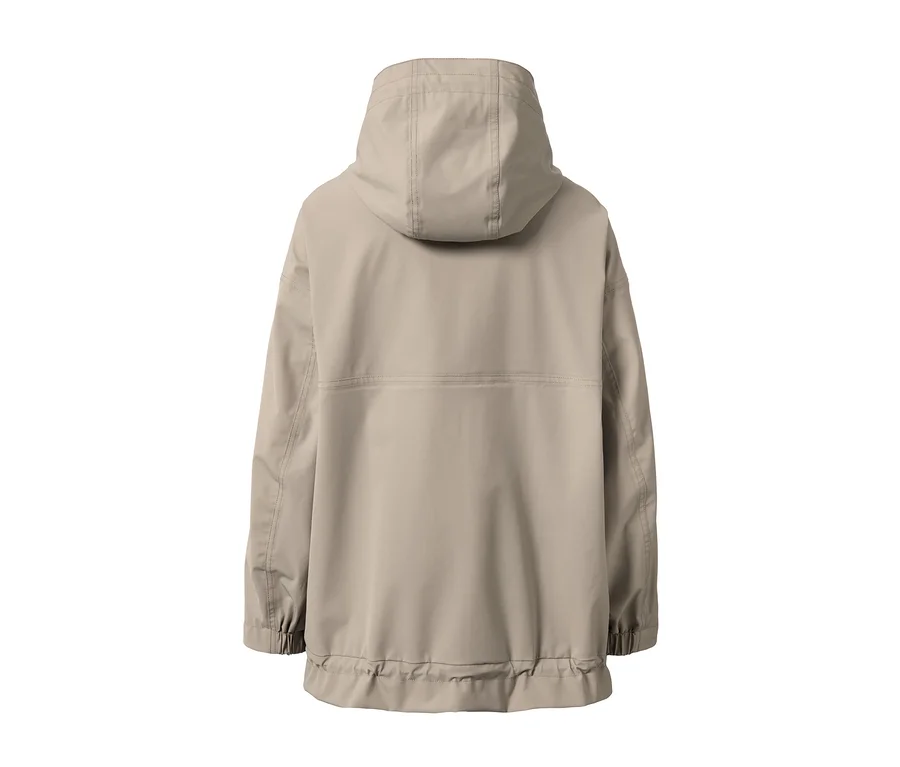 Rückansicht einer Oversized-Funktionsregenjacke.