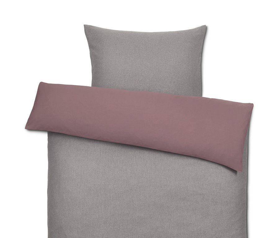 Graue Bettwäsche mit einem rosa Kissen oben drauf.