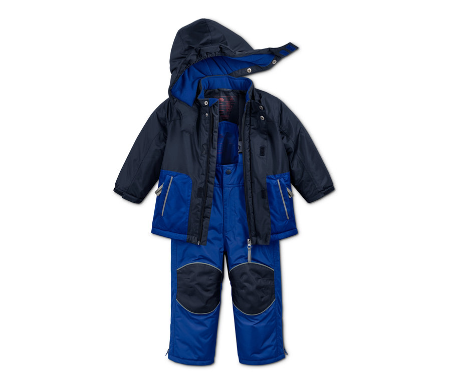 Blau-dunkelblaue Schneekombi mit Kapuze.