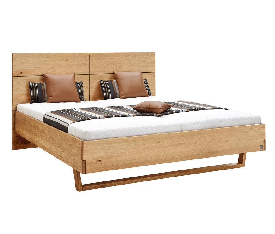Holzbett mit Kopfteil und Kissen. Zu sehen ist das Massivholzbett »Gisele« von ADA Premium.