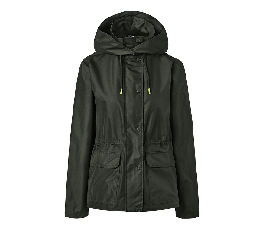 Olivgrüne Regenjacke mit Kapuze, Taschen und Kordelzug in der Taille.