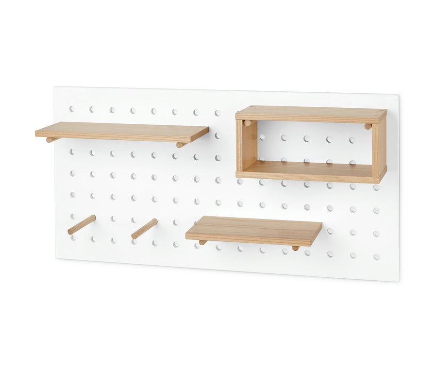 Eine weiße Lochplatte mit Holzregalen und Stiften.