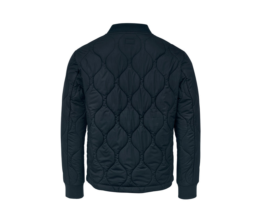 Detailansicht der Rückseite einer Steppjacke.