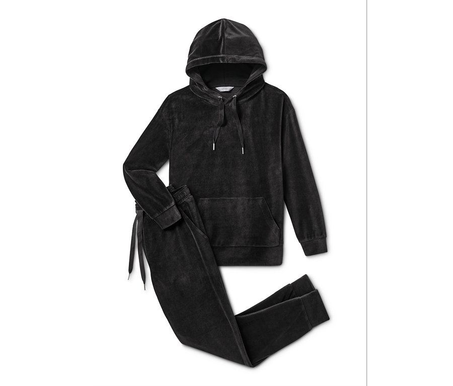 Ein anthrazitfarbener Nicki-Hausanzug mit Kapuze und Hose liegt auf einem weißen Hintergrund.