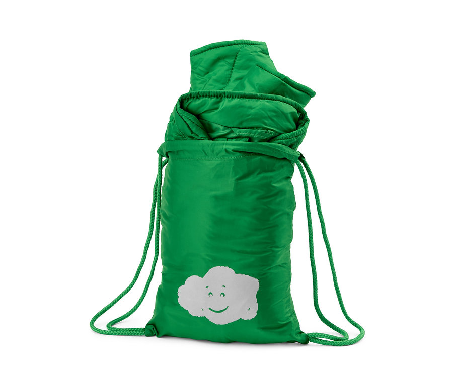 Grüner Kordelzugbeutel mit einer weißen Wolkenzeichnung und einer grünen Steppjacke aus recyceltem Material darin.