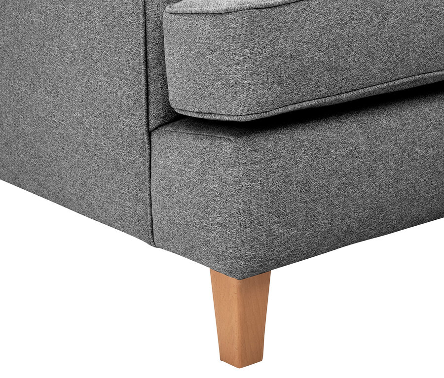 Detailansicht eines grauen Max Winzer® 3-Sitzer-Sofas »Penny« mit Holzbeinen.
