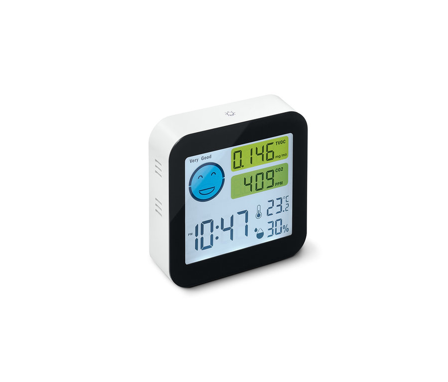 Nahaufnahme eines Luftgüte-Sensors, der Luftqualitätsdaten, Temperatur und Luftfeuchtigkeit anzeigt.