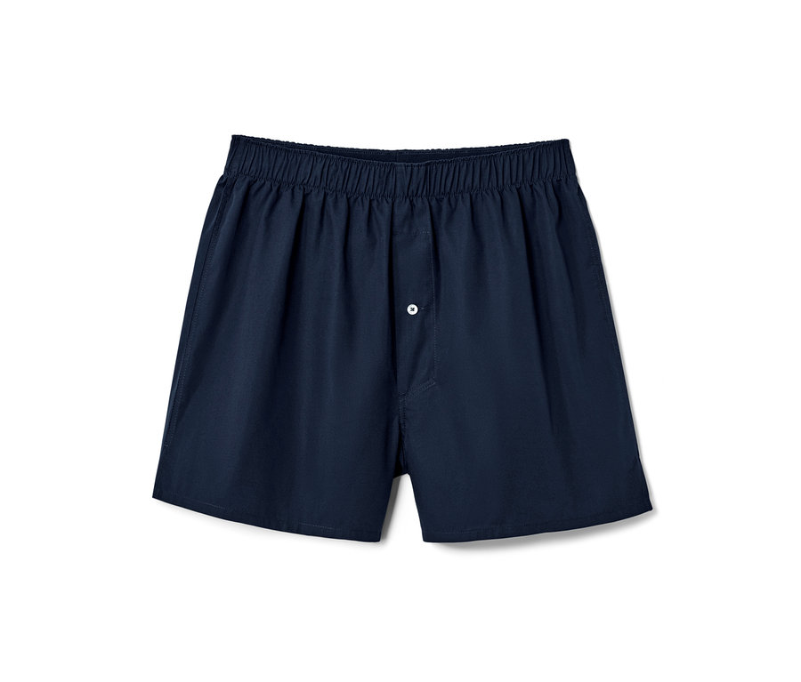 Nahaufnahme einer blauen Web-Boxershorts mit Knopf.