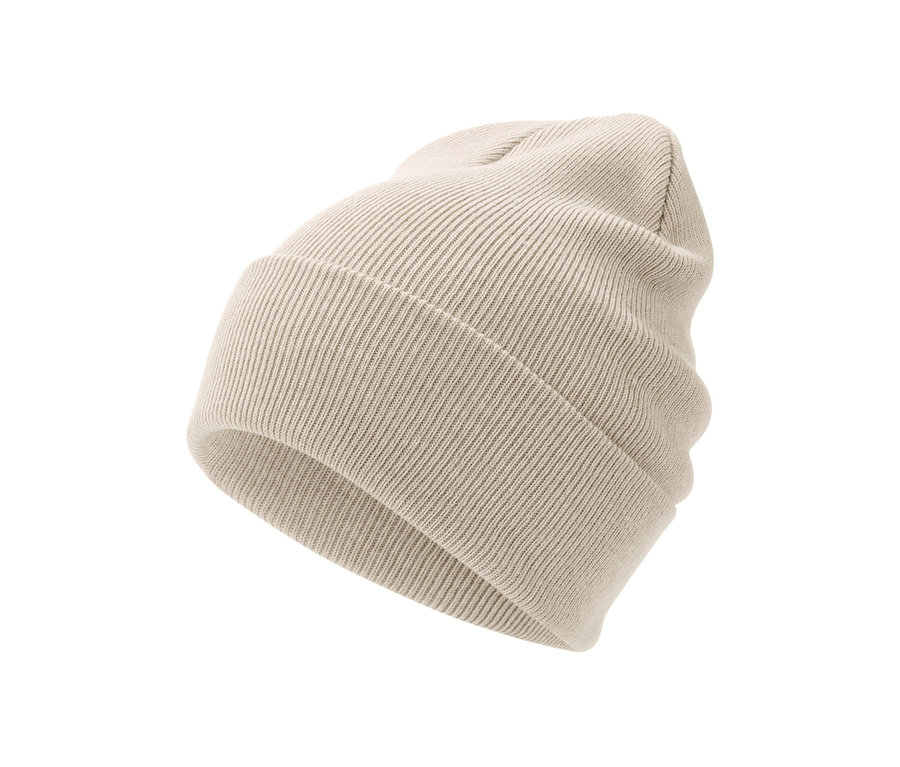 Beige Strickmütze.