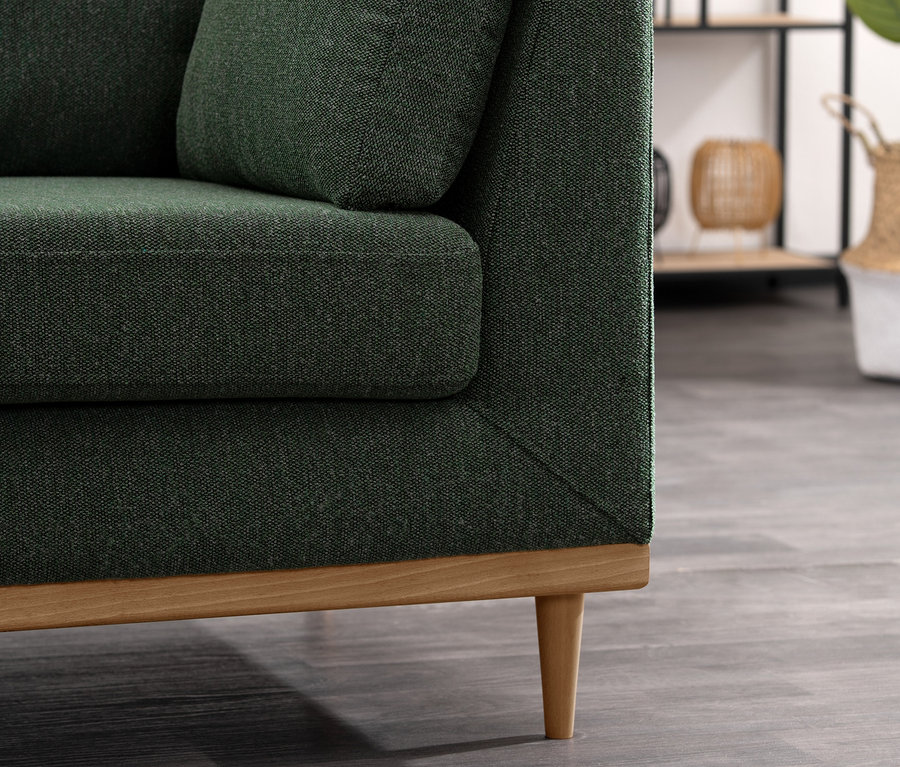 Detailansicht des grünen 3-Sitzer-Sofas »Larsen« mit Holzbeinen.