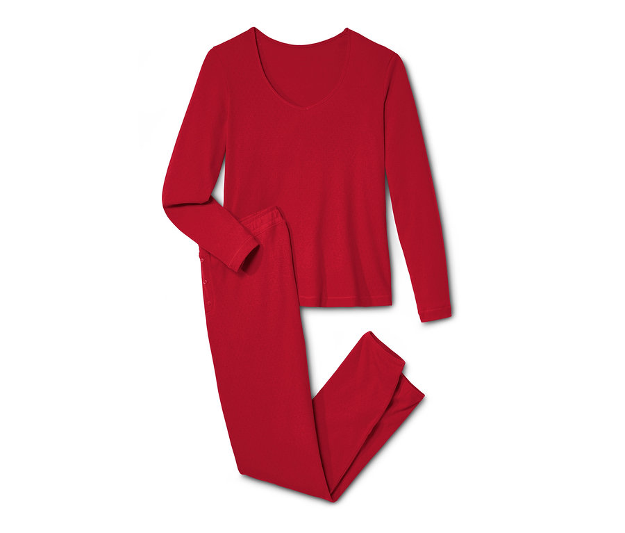 Ein roter Ajour-Pyjama liegt auf einem weißen Hintergrund.