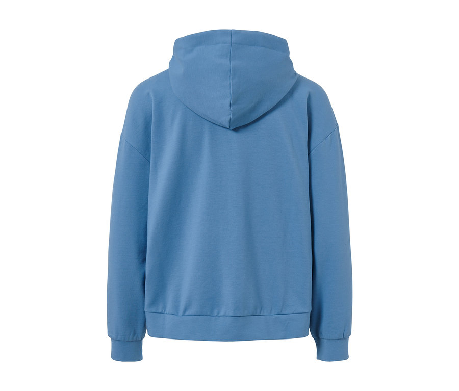 Hellblaue Loungejacke mit Kapuze.