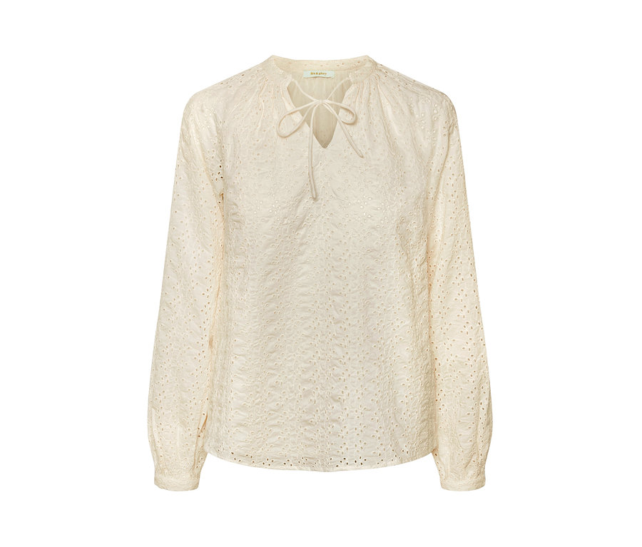 Eine Bluse mit Lochstickerei in creme.