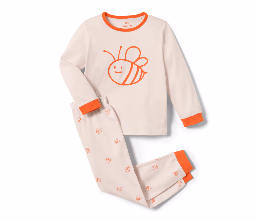 Zwei rosa und blaue Kleinkinder-Pyjamas mit Bienenmuster.