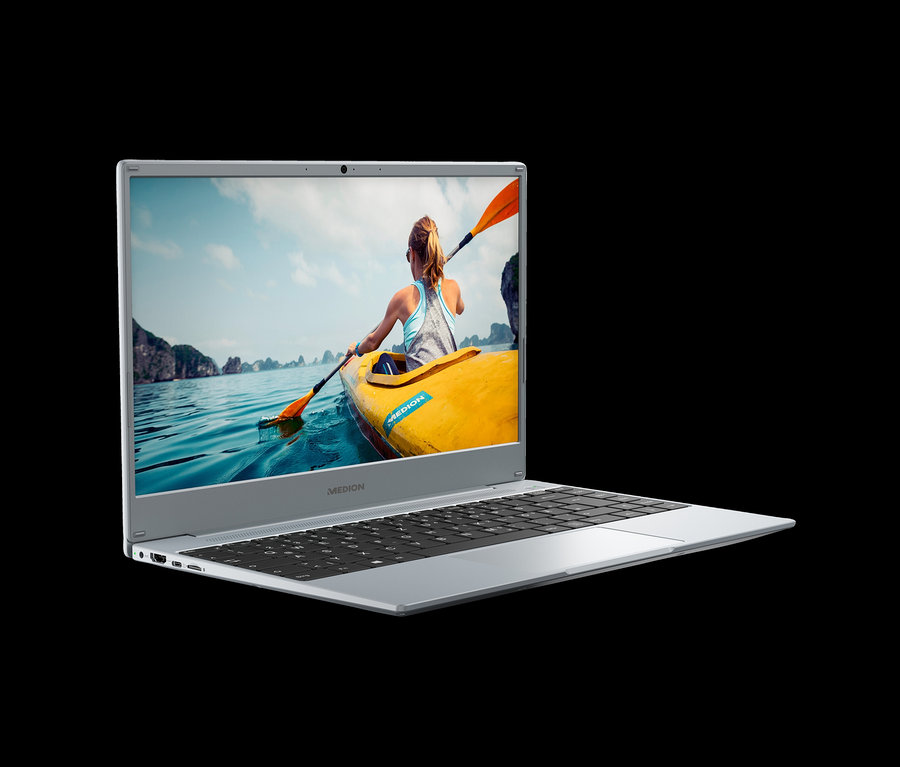 Ein silbernes MEDION® AKOYA® E14301 Notebook vor einem schwarzen Hintergrund. Auf dem Bildschirm des Notebooks ist eine Frau in einem Kajak zu sehen.