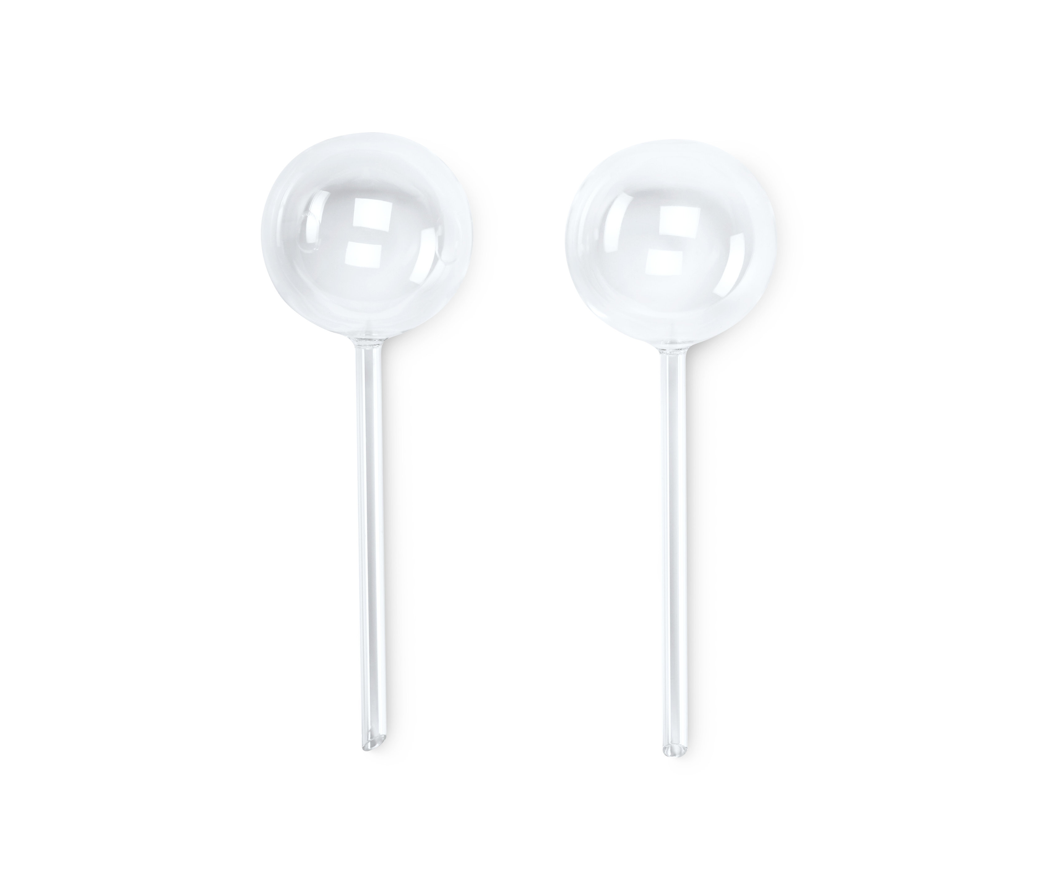 Zwei Bewässerungskugeln auf weißem Hintergrund.