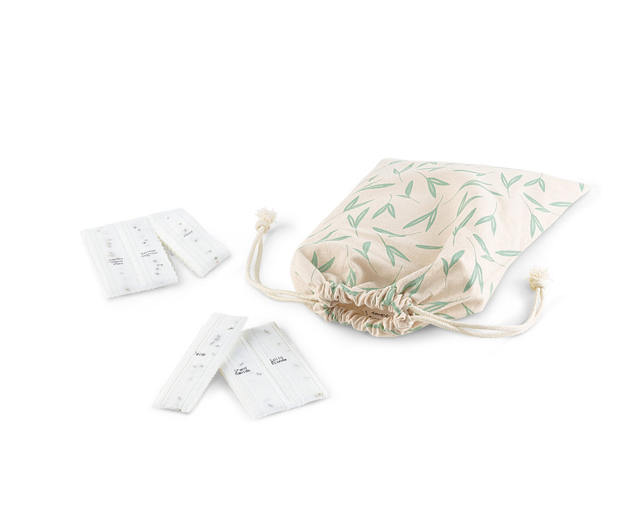 Saatbänder im Beutel und weitere Saatbänder liegen nebeneinander.