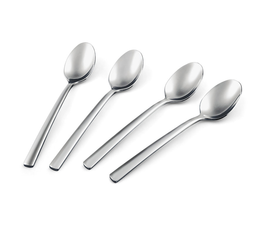Vier Kaffeelöffel sind auf einem weißen Hintergrund angeordnet.
