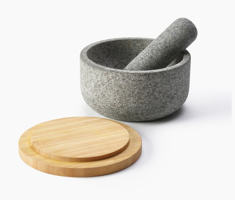 Ein grauer Joseph Joseph Granit Mörser »Dash« mit einem hölzernen Deckel auf einem weißen Hintergrund.