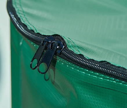 Detailaufnahme einer grünen, faltbaren Regentonne (ca. 250 l) mit schwarzem Reißverschluss.
