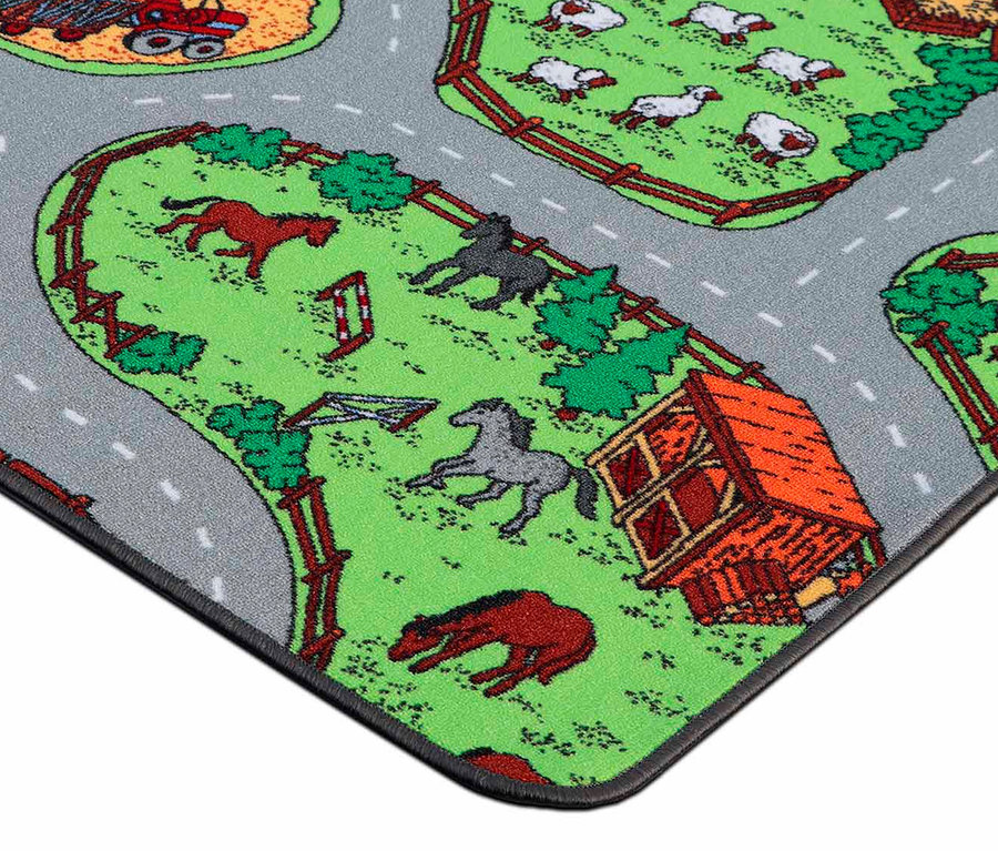 Detailansicht eines Spielteppichs mit Bauernhofmotiv, der Strassen, Tiere und Gebäude zeigt. Spielteppich BAUERNHOF, ca. 140 x 200 cm, Spielteppich BAUERNHOF, ca. 95 x 200 cm.