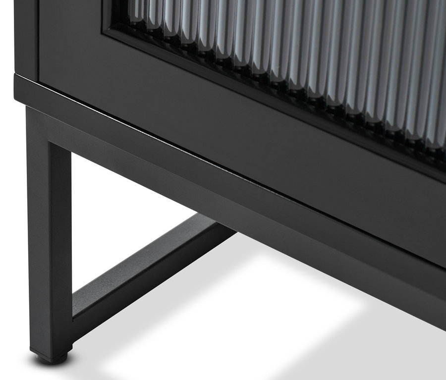Detailaufnahme einer Ecke eines Sideboards mit Glastüren und schwarzem Rahmen.