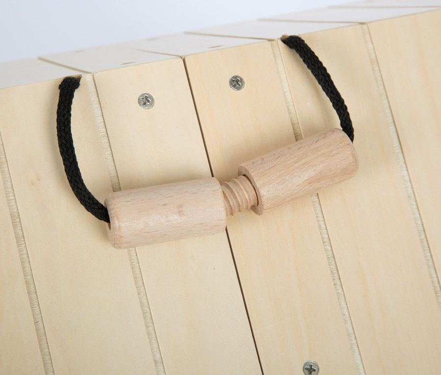 Detail des small foot Hasenstalls mit Auslauf, der einen Griff aus Holz und eine schwarze Schnur zeigt.