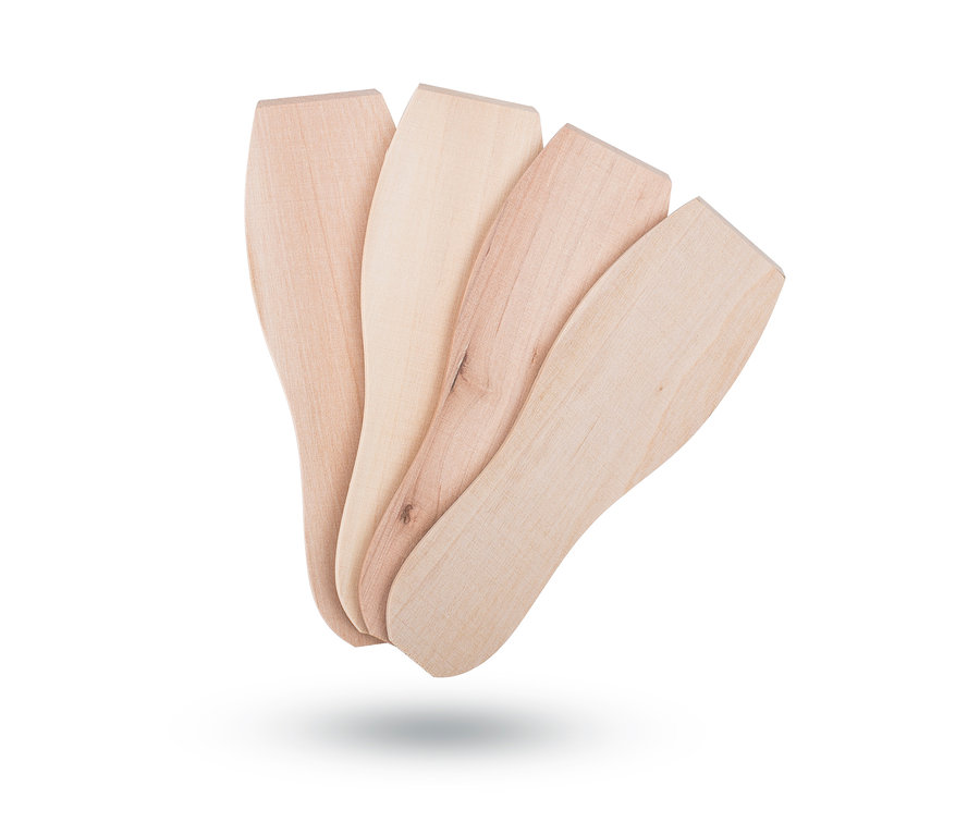 Vier hölzerne Spatel liegen nebeneinander.