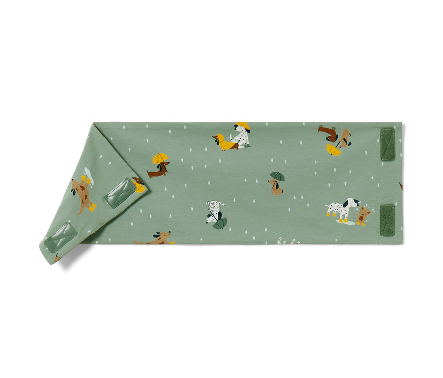 Ein Kinder-Halstuch mit Klettverschluss und Hundemuster.