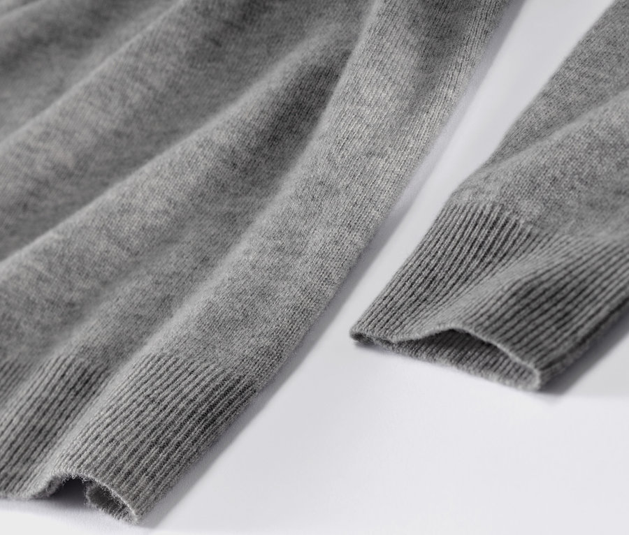 Detailansicht eines grau melierten Feinstrickpullovers mit Cashmere.