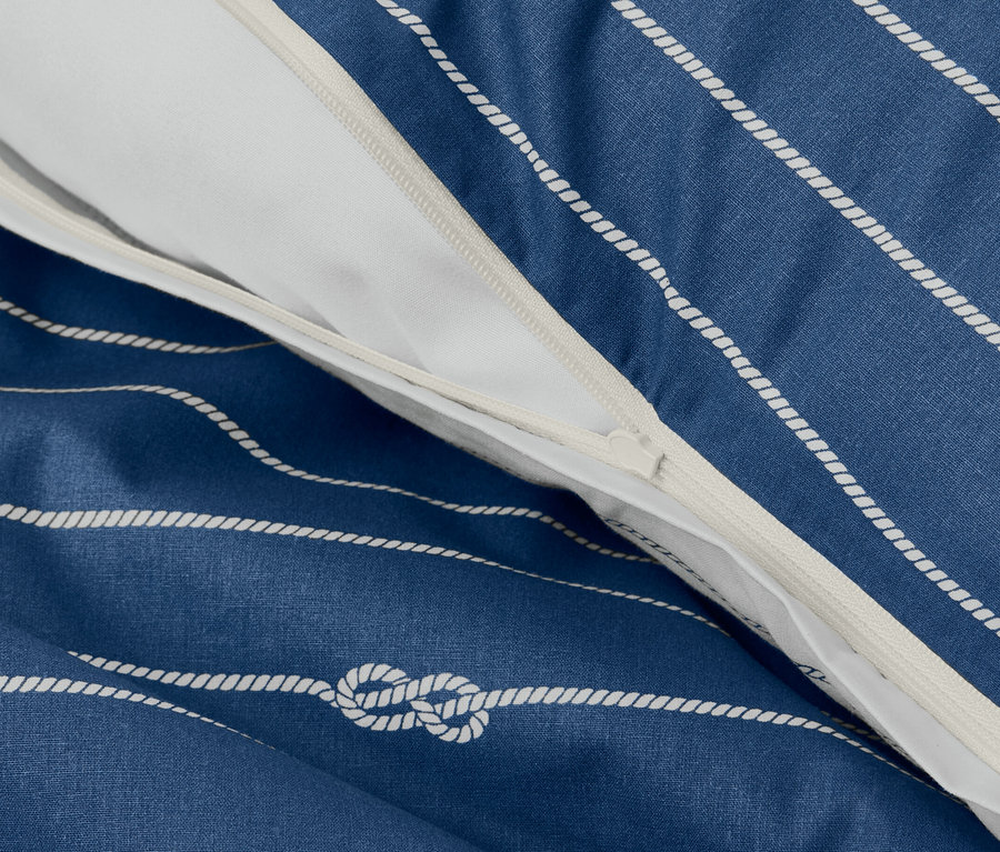 Detailansicht von Perkal-Bettwäsche in Normalgröße mit blau-weißen Streifen und Knotenmuster, teilweise geöffnet.