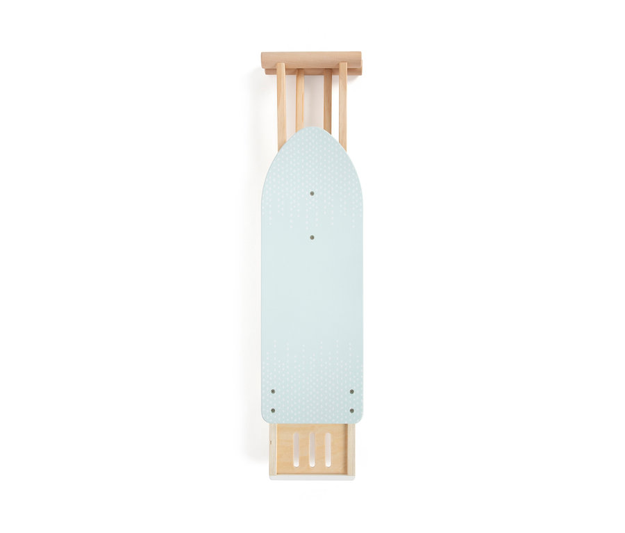 Ein Kinderbügelbrett mit blau-weisser Platte und Holzrahmen.