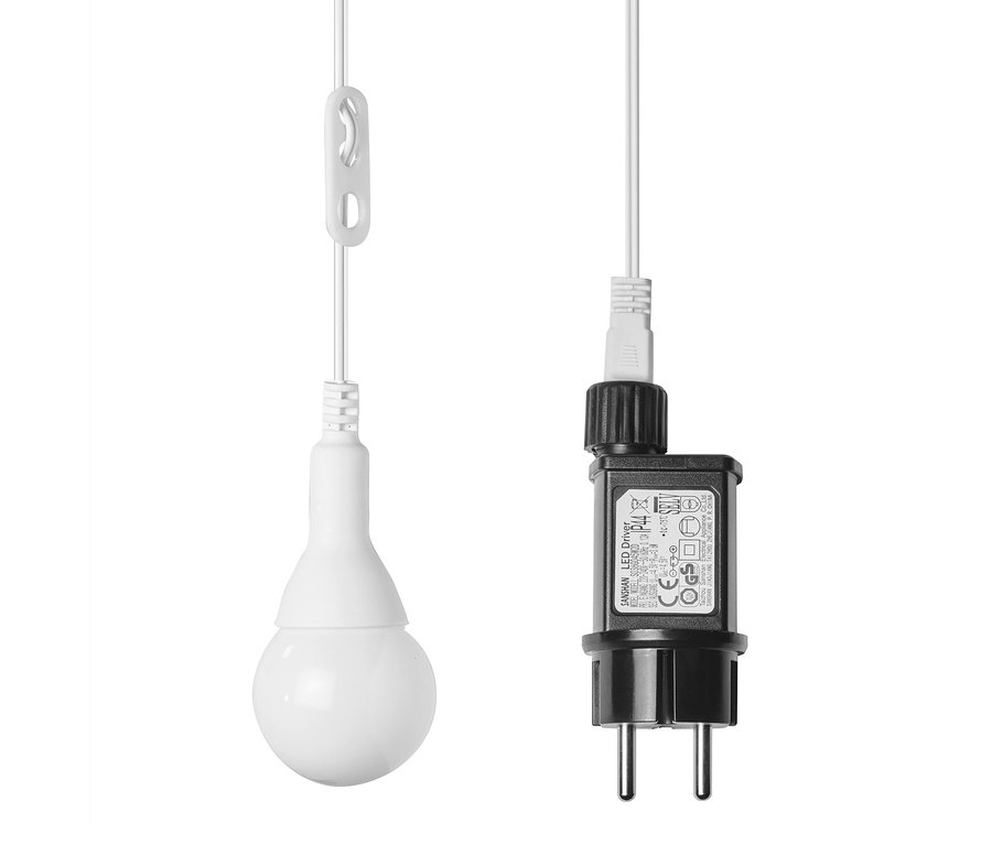 Weißes Stromkabel mit Adapter.