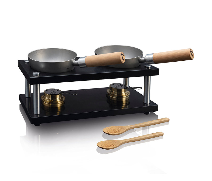 Mobiles Wok DeWok Double-Set mit zwei Pfannen auf einem schwarzen Ständer und zwei Holzlöffeln.