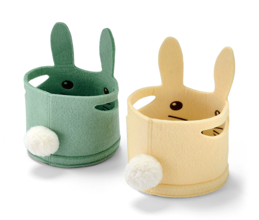 Zwei Osterkörbchen in Hasenform, eines grün und eines gelb.