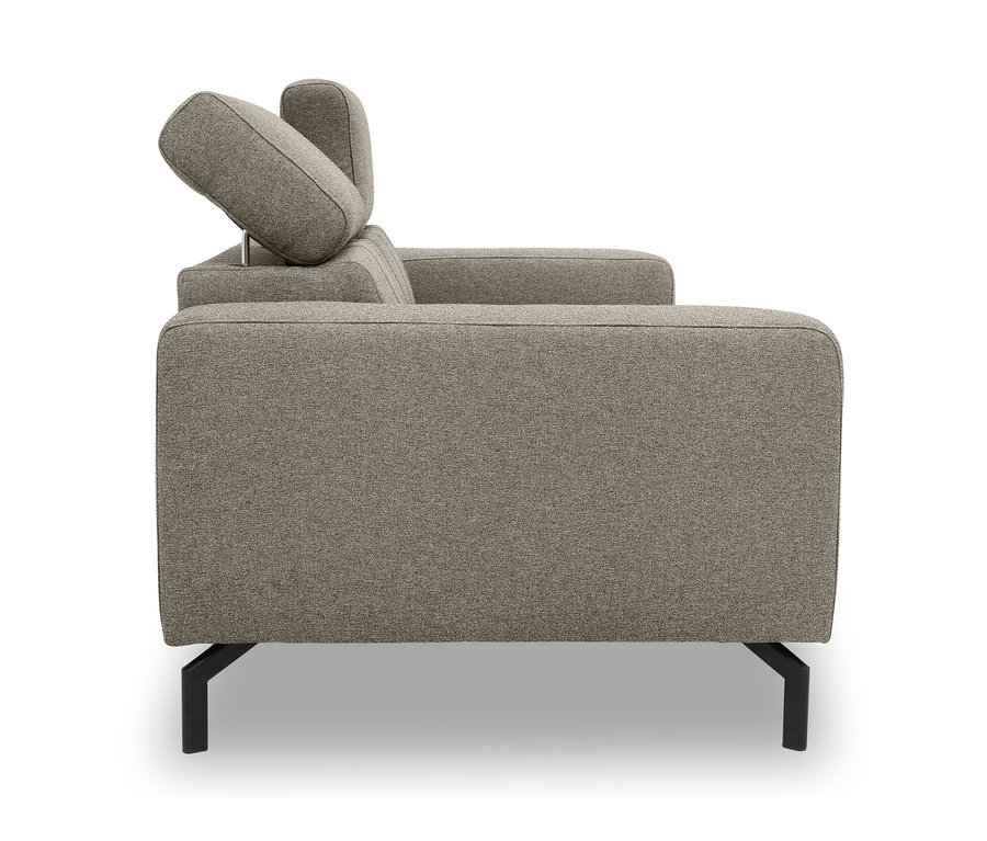 Seitenansicht des breiten, hellgrauen 2-Sitzers »Cunelli«.