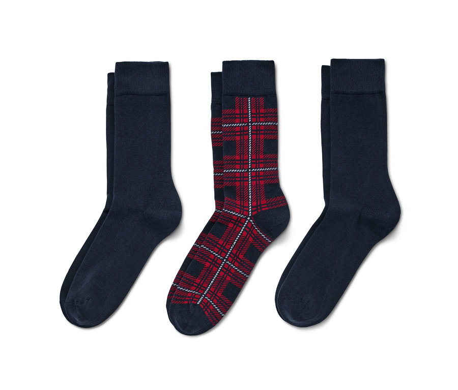 Drei Paar Socken: zwei marineblau und ein kariert.