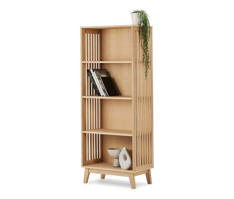Dekoratives Regal aus Eschenholz mit vier Regalböden, Büchern, Vasen und einer Topfpflanze.
