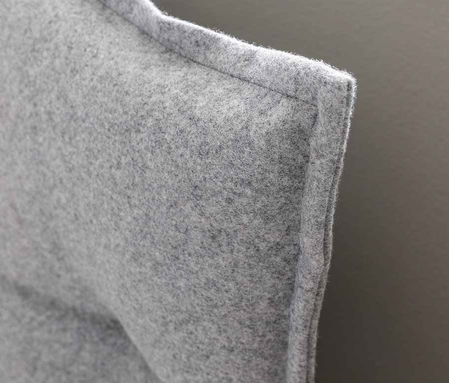 Detailansicht eines grauen, gepolsterten Bettes "Homey" von rauch, ca. 180 x 200 cm.