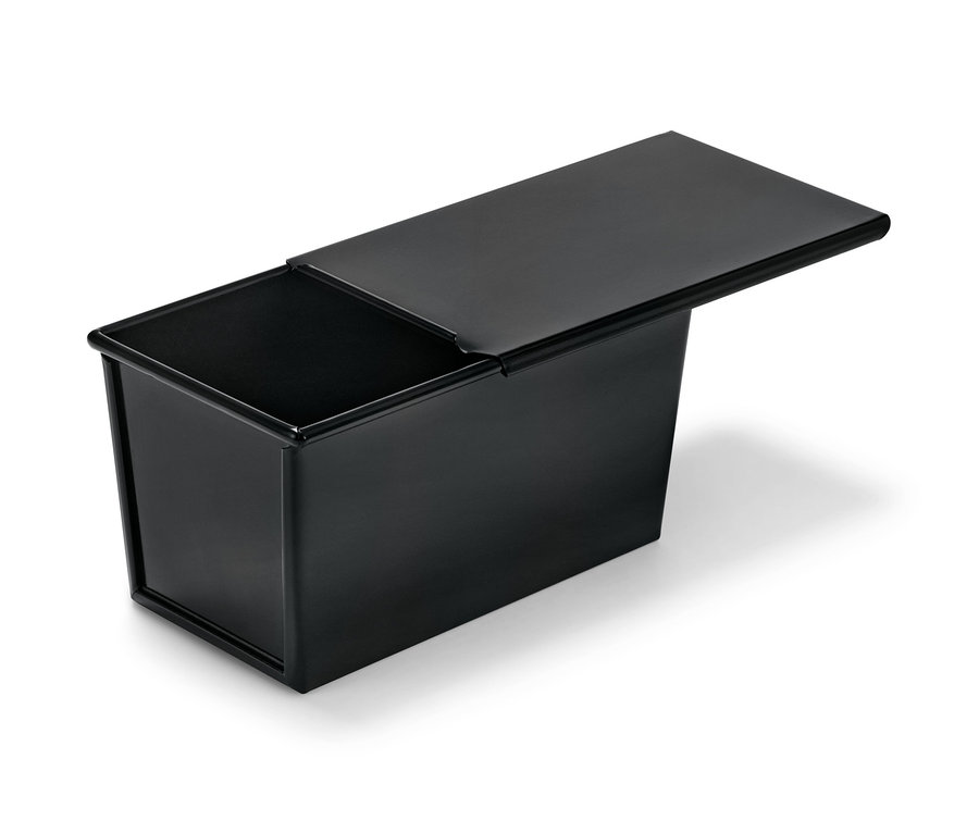Schwarze Vollkorn-und-Toastbrotbackform mit geöffnetem Deckel.