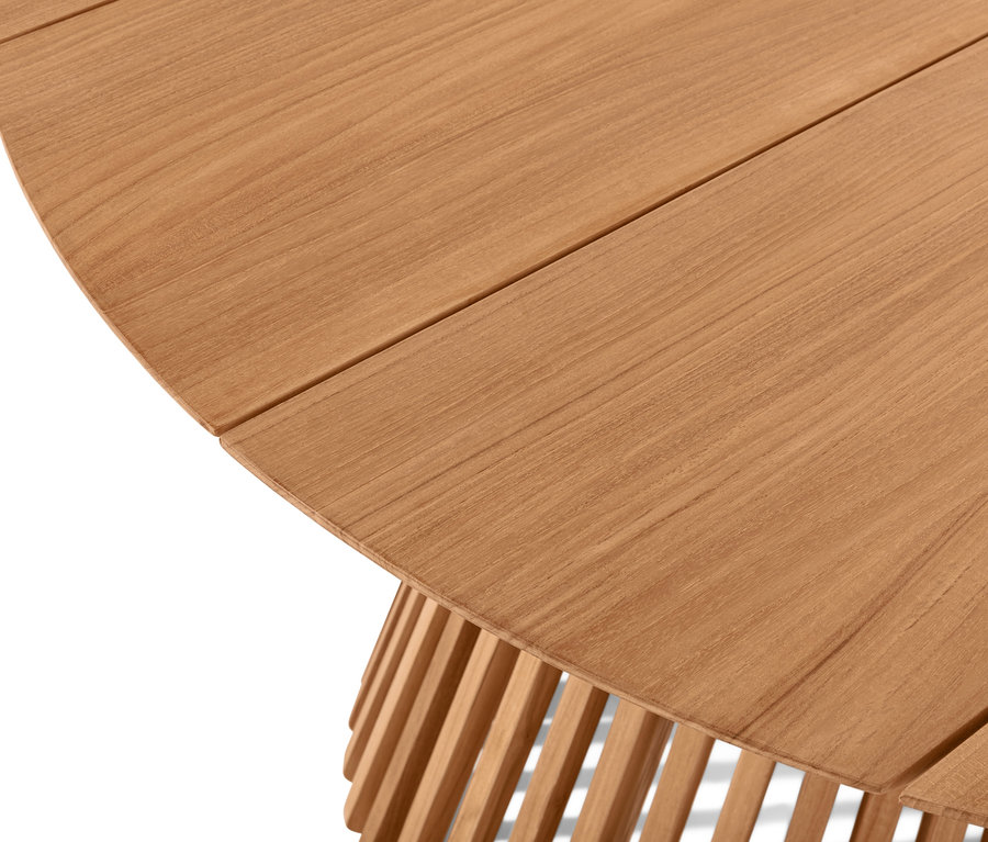 Detailaufnahme eines Teak-Dining-Sets.