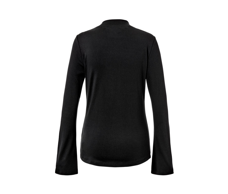 Schwarzes Langarm-Sportshirt.