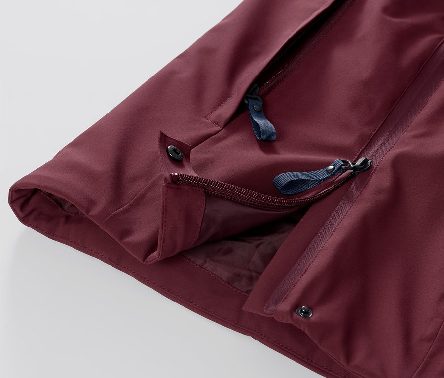 Detail einer bordeauxfarbenen Halfzip-Skijacke.