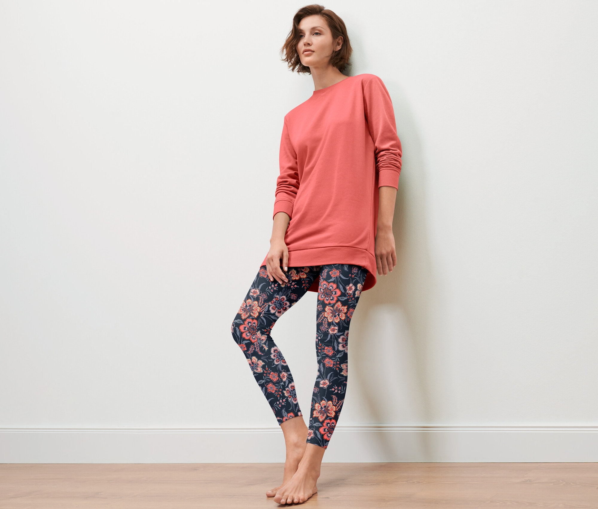 Frau posiert in Leggings-Pyjama.