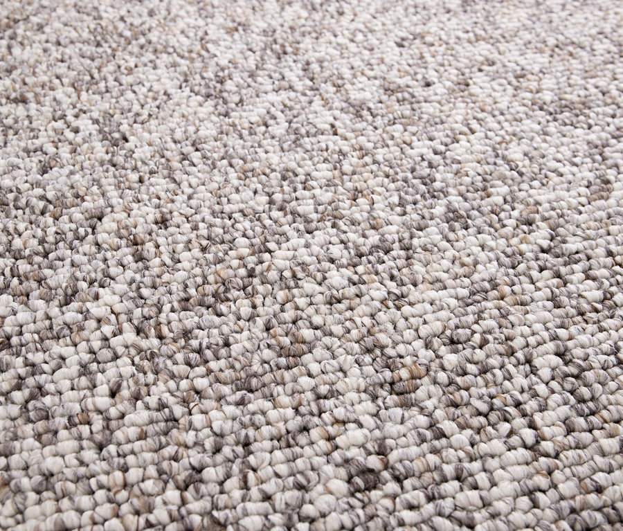 Detailaufnahme eines beigen Teppichs der Marke "Lino".