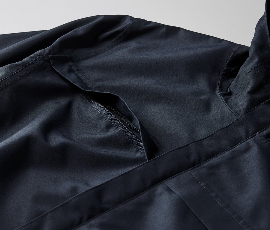 Detailansicht einer Funktionsparka mit Reißverschlusstasche.